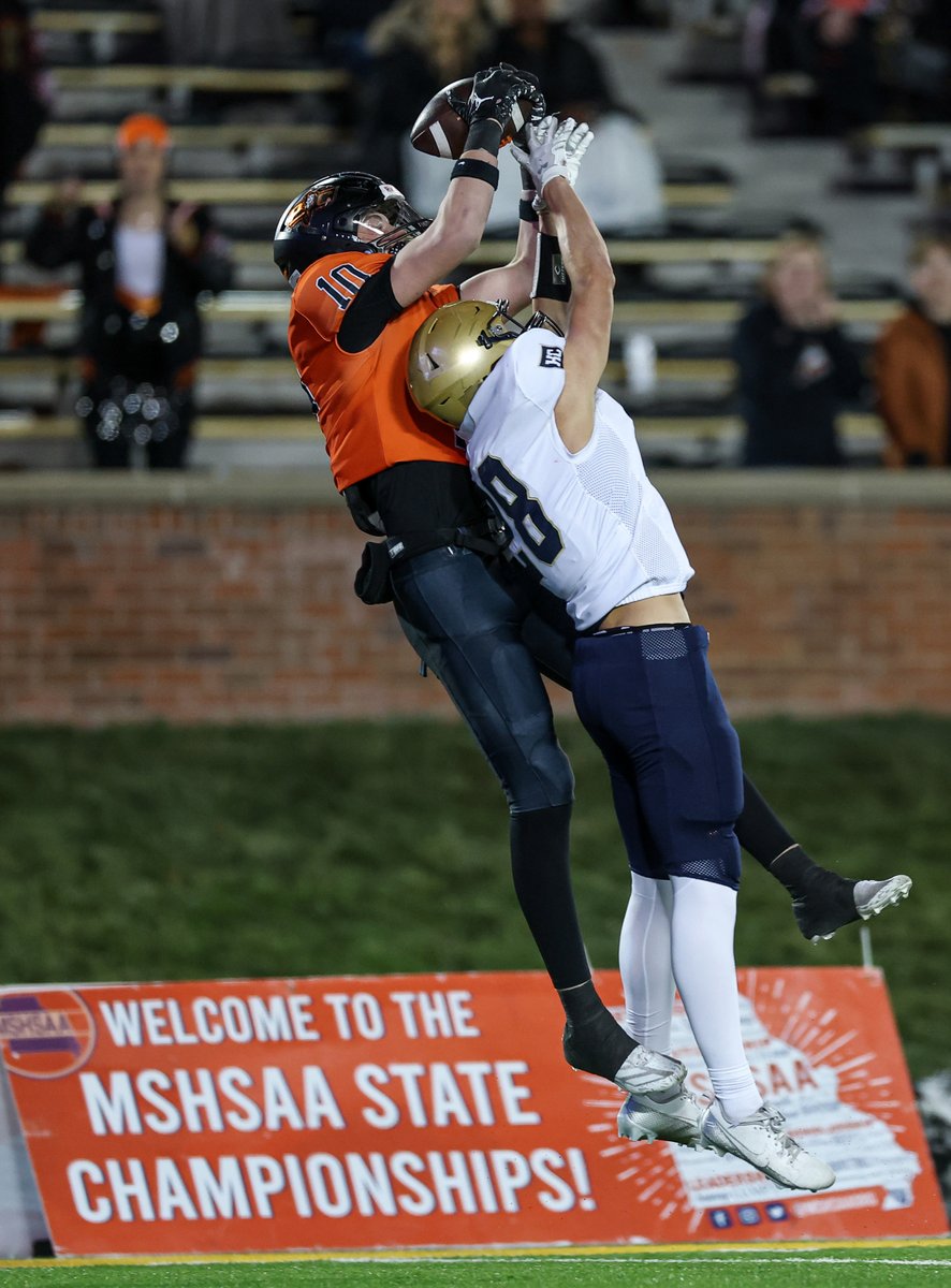 Making a spectacular play in <a href="/MSHSAAOrg/">MSHSAA</a> state 🏆 game: Priceless! <a href="/_pcpirates/">Platte County Football</a> <a href="/PCHSAthletics1/">PIRATE ACTIVITIES</a> <a href="/CodyThorn/">Cody Thorn</a> 📸: <a href="/DSmithPhotog/">David Smith</a> for <a href="/HighSchoolOnSI/">High School On SI</a> si.com/high-school/mi…
