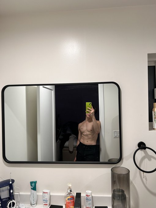 2 pic. Eat me up. https://t.co/k3vnmmwqHi