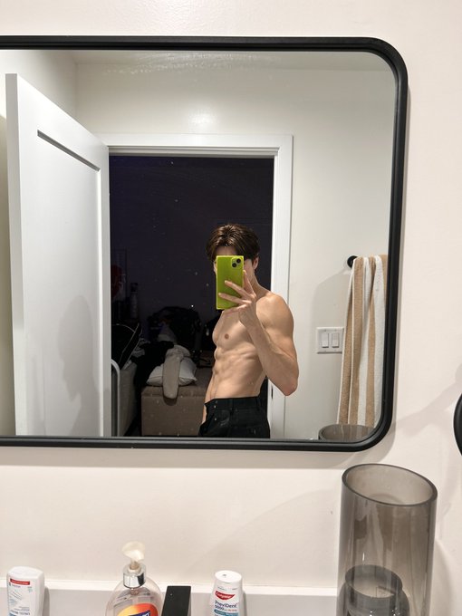 1 pic. Eat me up. https://t.co/k3vnmmwqHi