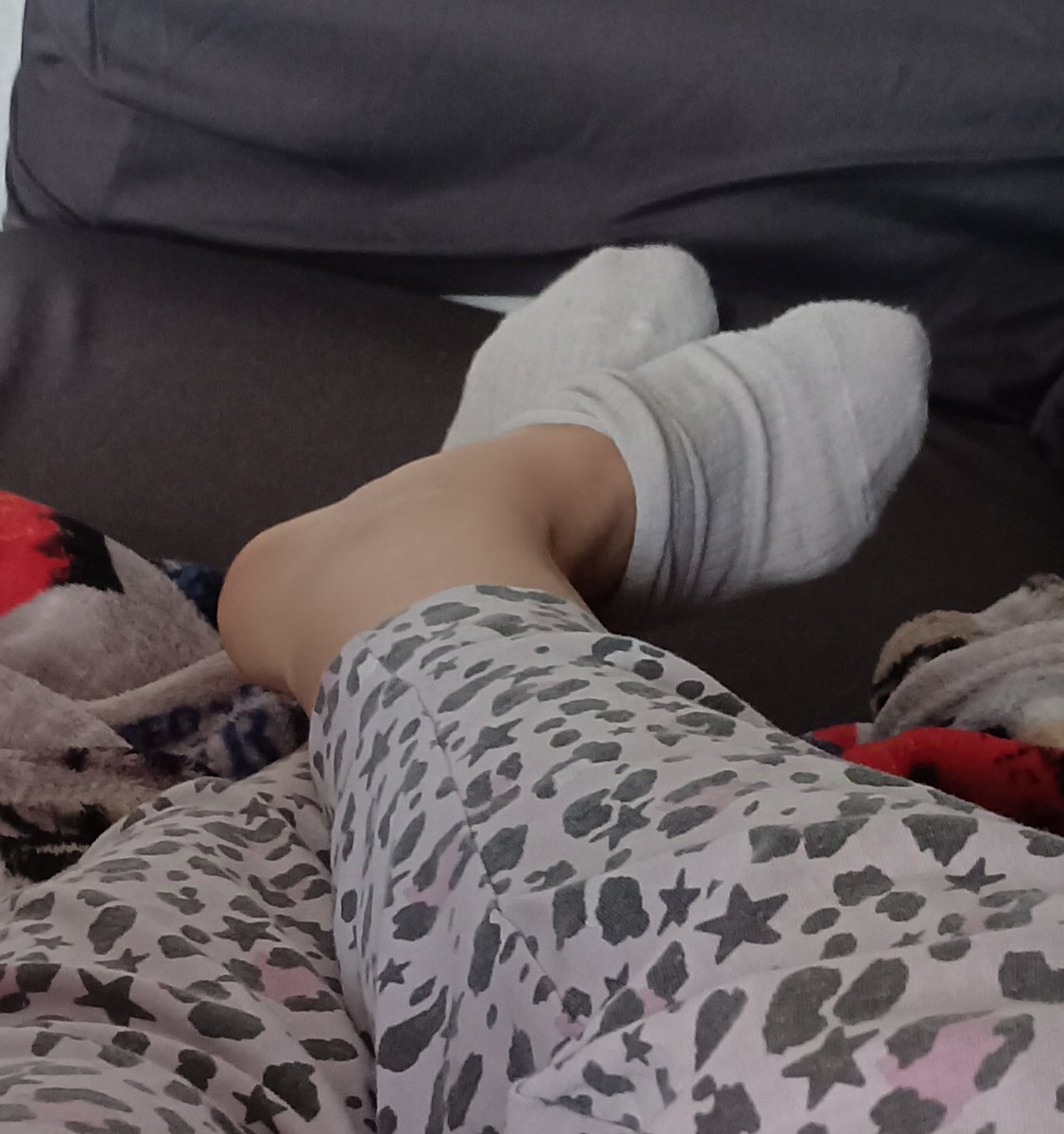 pod58590's tweet photo. #socksfeet https://t.co/FTd8c5G4UI