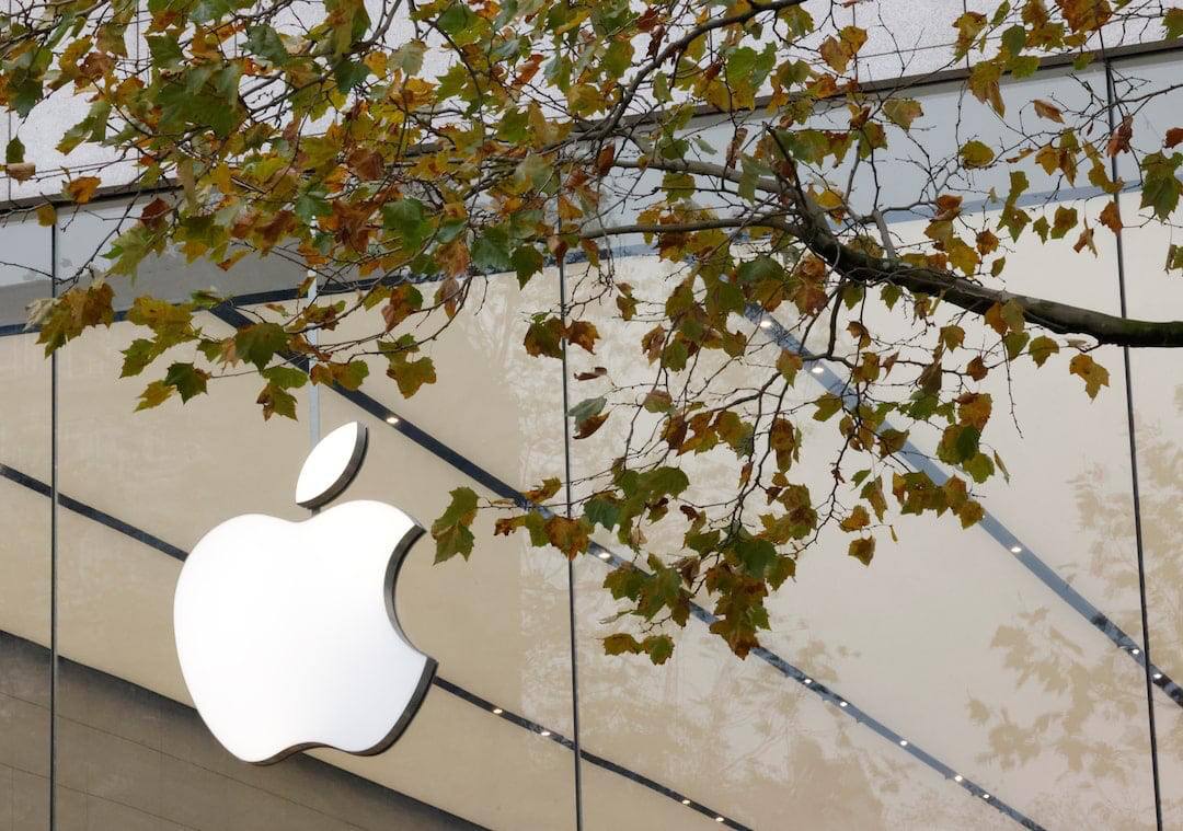 Mohena_khan's tweet photo. Apple plans to build a $1 billion factory in Indonesia to lift the ban on the sale of the iPhone 16.  Apple News https://t.co/JgIzjGKAPi