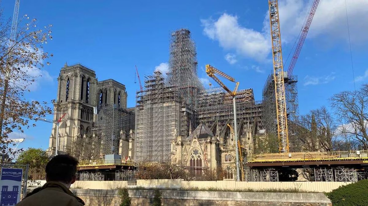 Sport_Web_I's tweet photo. ▬▬▬ Comparaison n'est pas raison 🥸

▬▬ Le chantier de #NotreDameCathedral qualifié de "titanesque" par tous les médias aura été conduit sur la même période que la construction des ouvrages olympiques [sites des épreuves + village]

▬ Comparer les budgets des deux opérations est donc intéressant à défaut d'être pertinent

▬ 🤔 Or, selon les sources officielles, le côté titanesque de #NotreDame est très discutable par rapport aux JO :
- 702 millions pour la cathédrale
- 4,5 milliards pour les JO [budget total engagé par la @SOLIDEO_JOP]