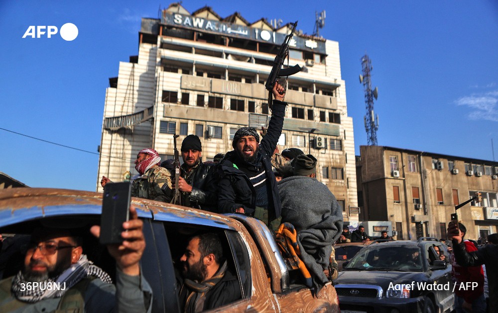 AFPar's tweet photo. 🇸🇾 مقاتلون معارضون وسكان في #حمص يحتفلون بعد سيطرة فصائل المعارضة على المدينة الاستراتيجية بشمال دمشق، وفق ما أظهرت صور لوكالة #فرانس_برس في الثامن من كانون الأول/ديسمبر 2024.

📸 @aarefwatadd @alaref1995 https://t.co/ttOW7dr29F