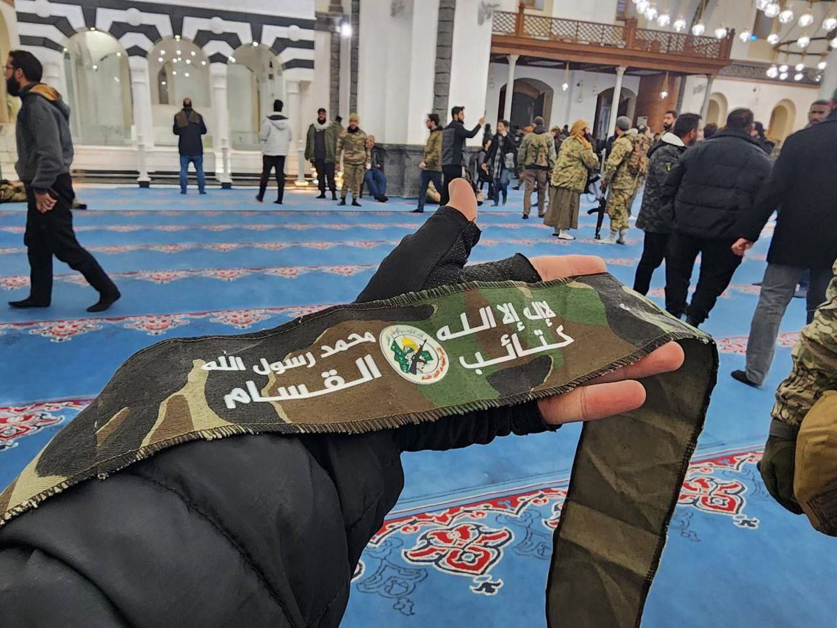nowgnna's tweet photo. عصبة كتائب القسام تزين مسجد خالد بن الوليد في حمص بسوريا 🇵🇸🔻 https://t.co/2yWpRrGhUW