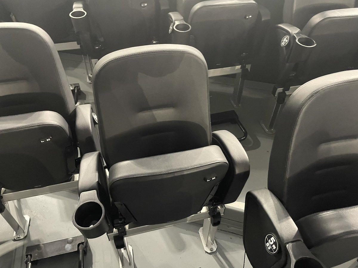 tsu_boc's tweet photo. 割と良席かもしらん
レザーシート座り心地よすぎるし足元の空間ゆとりしかない笑 https://t.co/BL8V0Cp41I