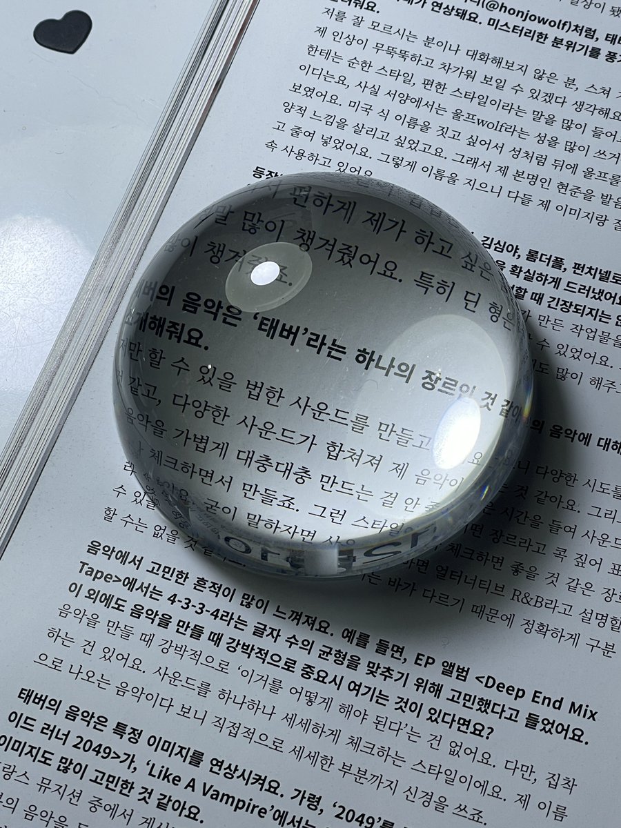 HBDTabber's tweet photo. 2024 태버 생일 카페 둘째 날,
추운 날씨에도 많은 분들이 찾아와주셨어요:)

카페에서 데이즈드 잡지 넘겨 보실 수 있습니다
편하게 구경해주세요! https://t.co/G9tAhbZJSO
