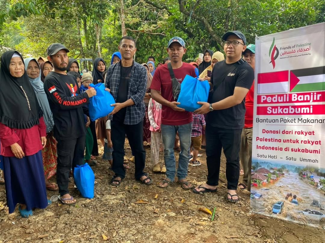erlanishere's tweet photo. Rakyat Palestina memberikan donasi kemanusiaan untuk korban banjir di Sukabumi. 😭😭
Wahai saudaraku... Kemerdekaan kami takkan lengkap tanpa kemerdekaanmu. Terima kasih sudah turut serta dalam membantu kami ♥️ https://t.co/tL2ZdzbcRl
