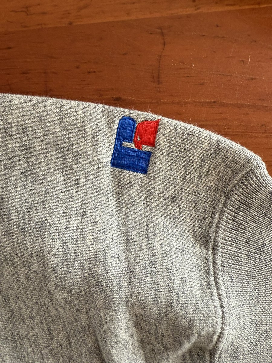 graphicas's tweet photo. 袖口のワンポイントにやられた🤤
良質なヘビーウェイトコットンは柔らかくて着心地が最高😊
#RUSSELLATHLETIC #PROCotton https://t.co/4meZekNQYp