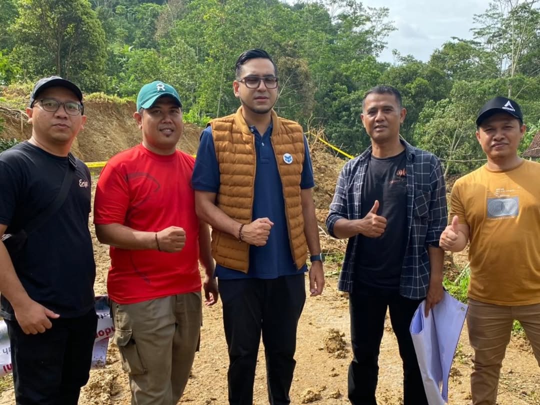 erlanishere's tweet photo. Rakyat Palestina memberikan donasi kemanusiaan untuk korban banjir di Sukabumi. 😭😭
Wahai saudaraku... Kemerdekaan kami takkan lengkap tanpa kemerdekaanmu. Terima kasih sudah turut serta dalam membantu kami ♥️ https://t.co/tL2ZdzbcRl