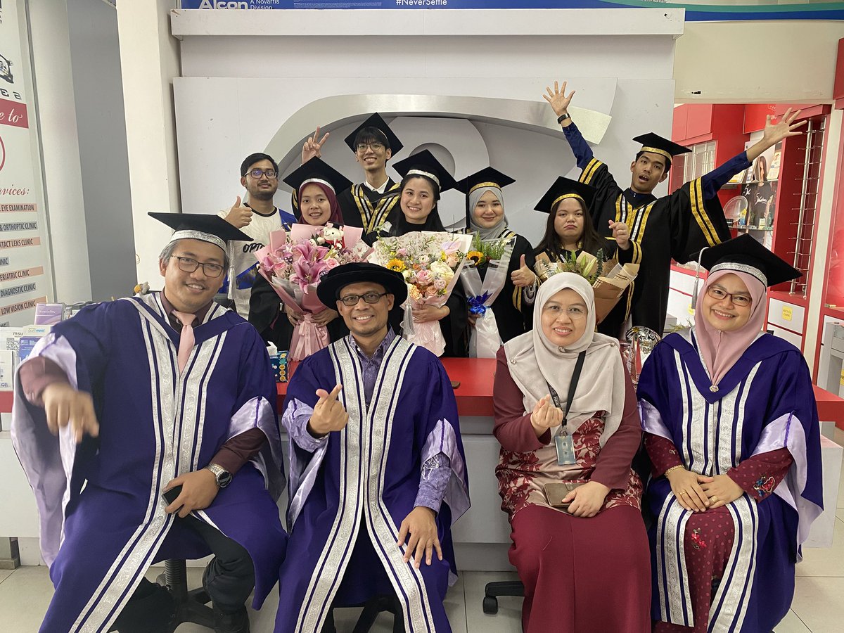 MSU_iCARE's tweet photo. Congratulations all graduates at MSU 34th Convocation Ceremony 2024.
Welcome to all New Optometrists. 
@MSUmalaysia 
@MSUmalaysiaFHLS 
#MSUConvo34
#optometrists
@MSU-iCARE https://t.co/RpVC90Eyge