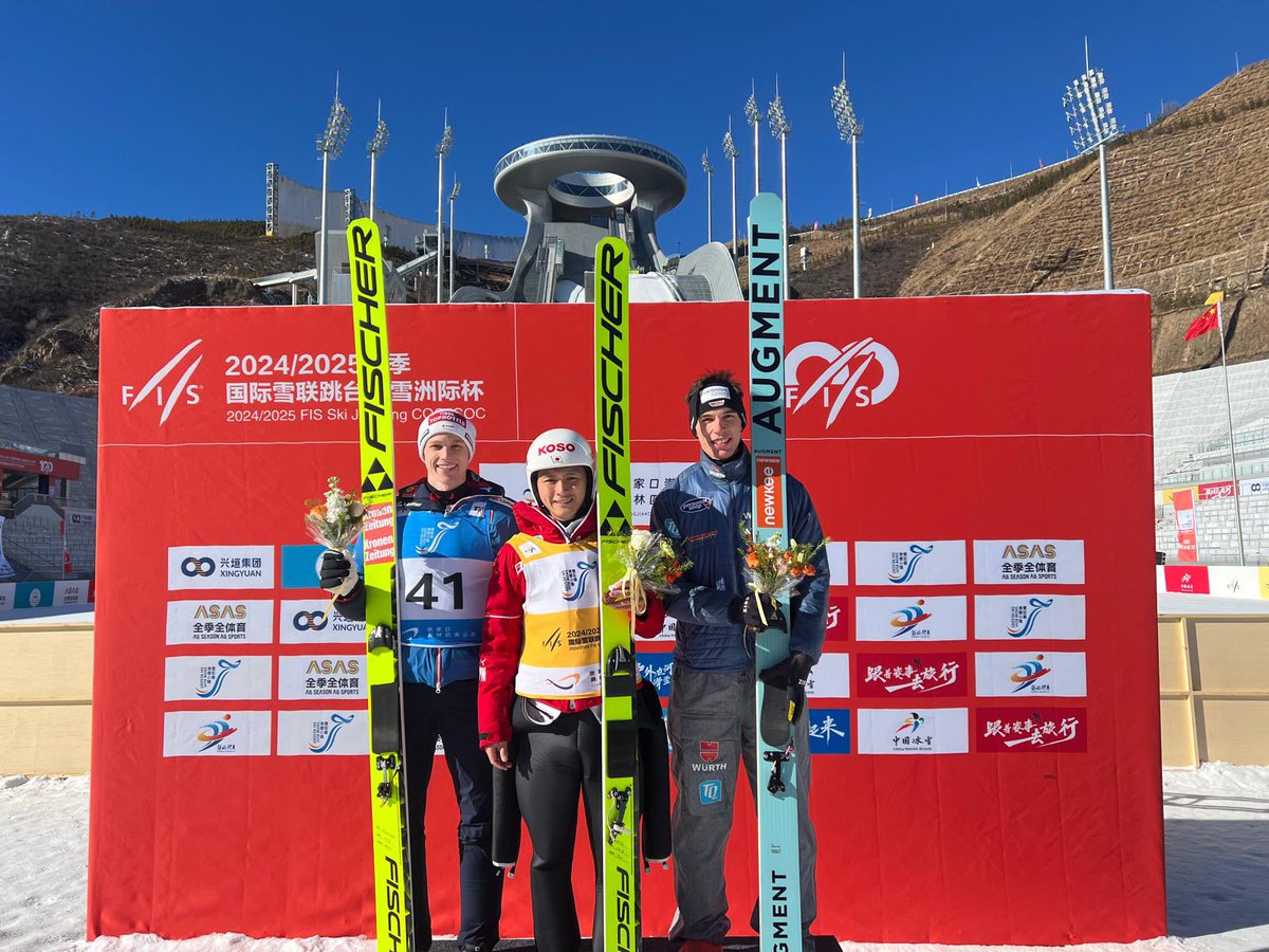Tomofumi Naito 🇯🇵 won the second CoC in Zhangjiakou 🇨🇳 and took the lead in the standings 🔝

🥇 Tomofumi Naito 🇯🇵
🥈 Jonas Schuster 🇦🇹
🥉 Luca Roth 🇩🇪

#fisskijumping #skijumping #skijumpingfamily #skijumpingcoc