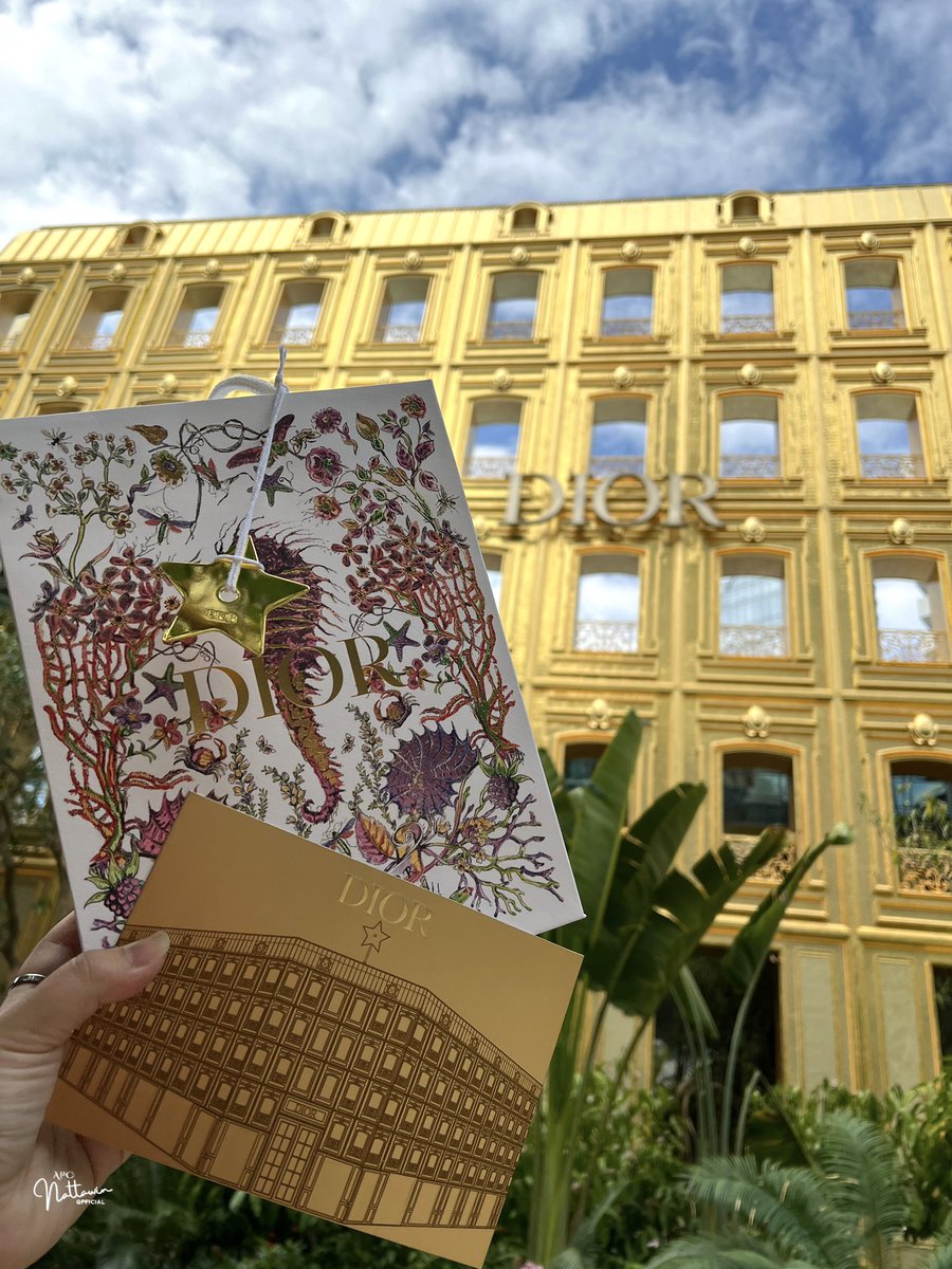 DIOR GOLD HOUSE ⭐️ ณ ถนนเพลินจิตเปิดให้เข้าชมอย่างเป็นทางการแล้ว สวยงามทั้งด้านนอกและด้านในเลย คอลต่างๆ ของ Dior ของจริงก็สวยมากๆ พนักงานให้การต้อนรับอย่างดี แฟนๆ ที่น่ารักของอาโปเข้ามาชมมาช้อปกันนร้าา😊

DIOR GOLD HOUSE X APO 
#ApoNattawin #Dior #DiorGoldHouse
<a href="/Nnattawin1/">Nnattawin</a> <a href="/Dior/">Dior</a>