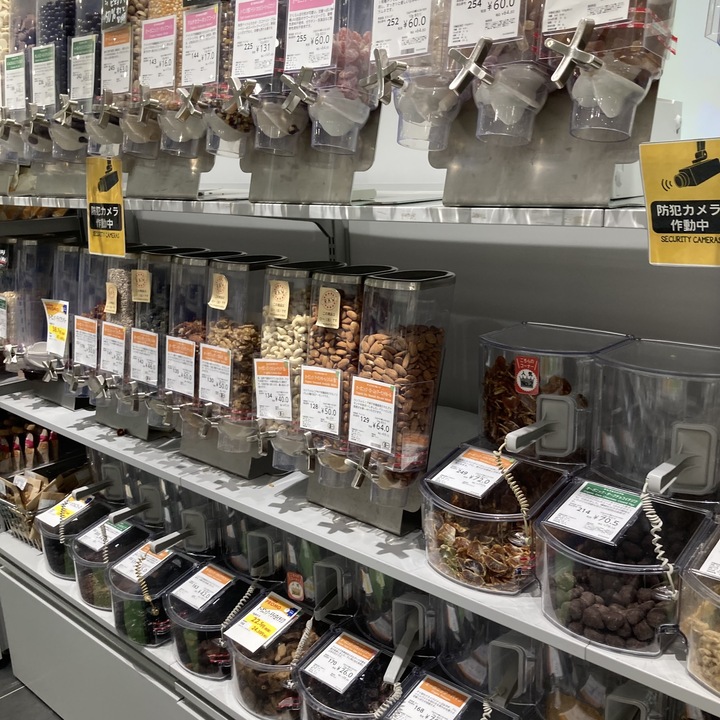 uss_bypapawash's tweet photo. #量り売り のある #ビオセボン さんに
憧れるお店のスタイル
いつかこんなお店を持ちたい私
けど、セルフで購入するにはハードル高いな
結局、食べたかった #Upbeet さんのピスタチオを見つけて購入。それはそれで満足 https://t.co/ERbS6261jf
