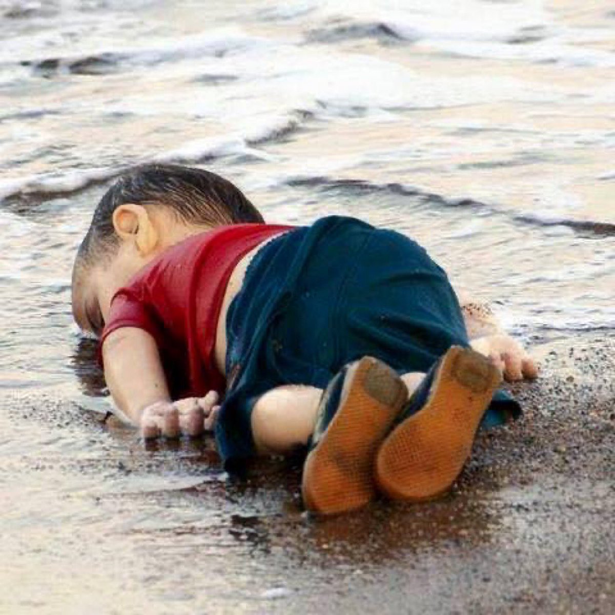 قل لإيلان إن للفجر دهرًا 
سيُعرّي ويفضحنَّ الظلاما

أيها الطفل ها هو البحر غنّى
لك تنويمة السلام فهاما

قم بمعراجك الأخير طليقًا
وبنا صلّ في الضمير إماما

#سوريا_حرة #سوريا_تتحرّر