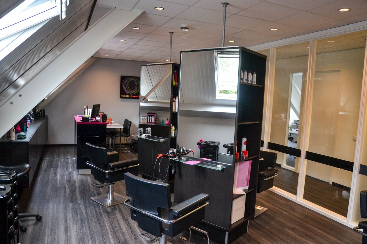 Kapsalon Zijnstijl Haarstijil sluit deuren na 11 jaar in Wagenborgen

Lees meer op:  buff.ly/4ipiarg