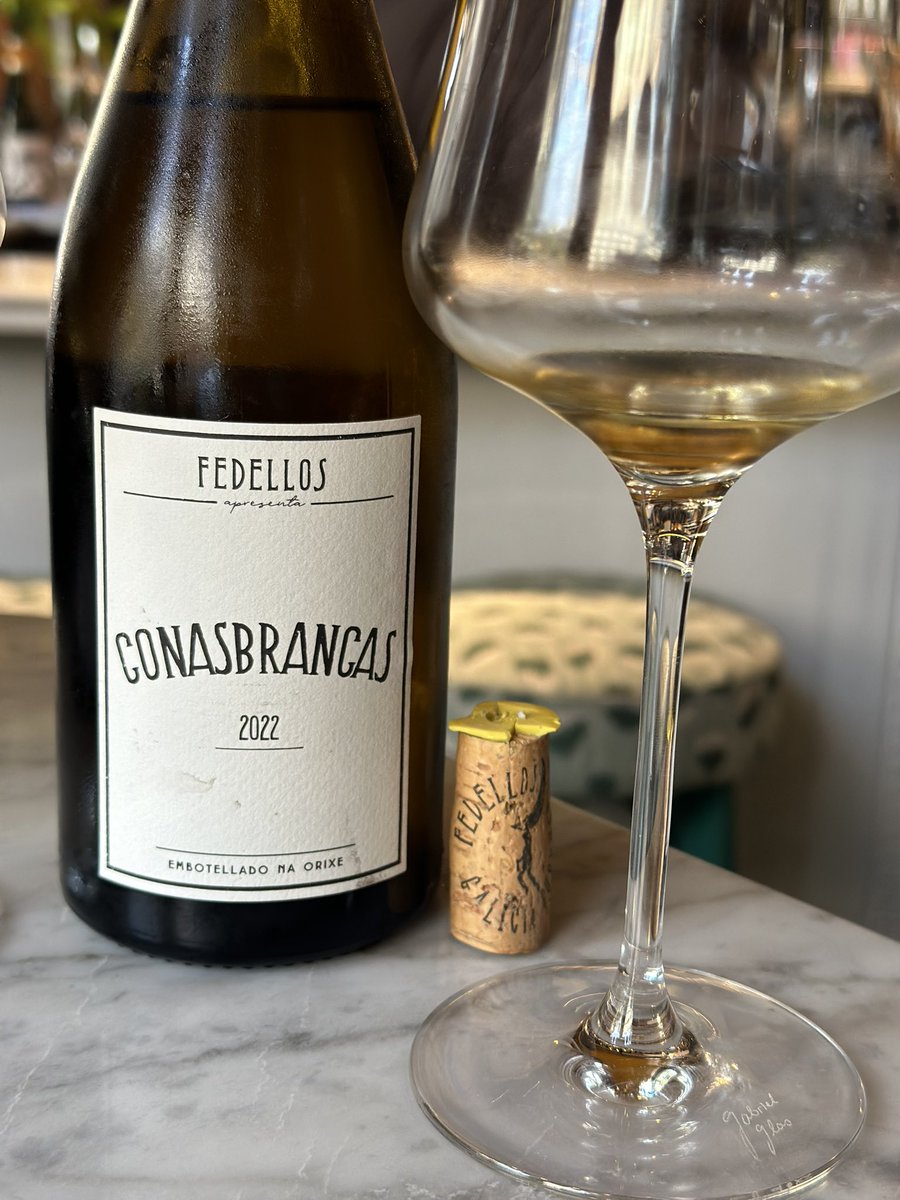 _juanjo82_'s tweet photo. 🏰 Fedellos do Couto
🍷 Conasbrancas 2022
🗺 #ribeirasacra
🍇 #donabranca #godello #treixadura
🎯 En el Pazo do Couto con viñas de más de 60 años y con suelos de pizarra, esquistos y granito. Crianza de 8 meses en barricas de roble francés. https://t.co/NWifeCYeiI