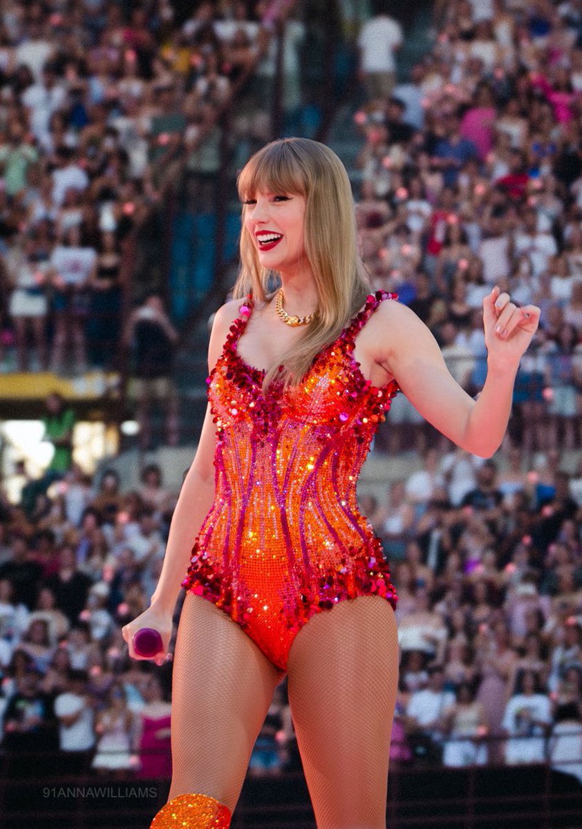 taylormoments13's tweet photo. why did she choose gold &amp; blue for the second round of filming when these were right there 😔😔 https://t.co/xNYdD6GORA