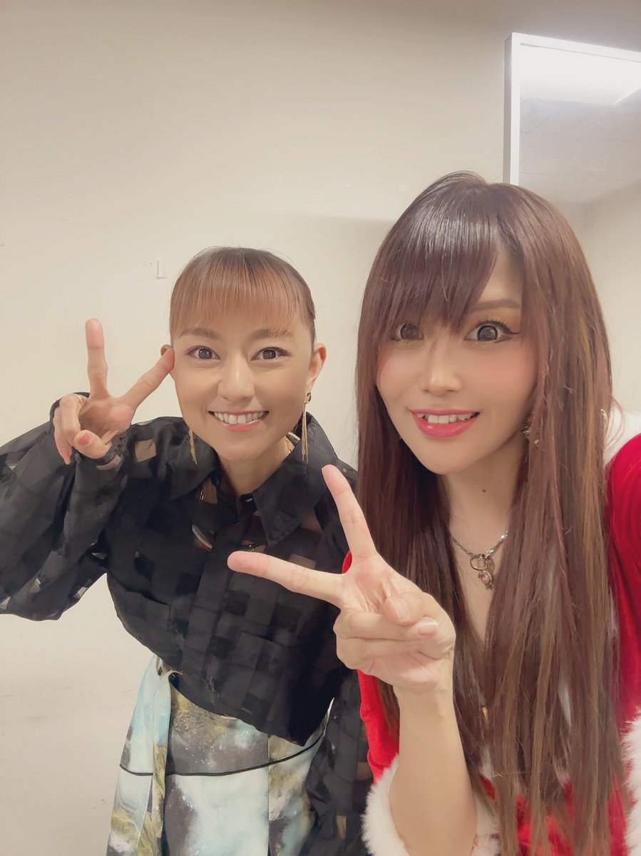 Risaaa97's tweet photo. NPO法人歌の力
第11回チャリティーコンサート特別ゲスト
元モーニング娘。さんの
✨️石黒彩さん、小川麻琴さん✨️

石黒彩さんは初めて出演して頂き、
去年も出演して頂いた小川麻琴さん
本当にありがとうございました🎄︎💕︎

なんとLOVEマシーンをお2人と一緒に歌わせて頂きました😢✨️
子どもの時、1番苦しい時に病院で唯一の楽しみがモーニング娘。さんの歌、テレビを見る事でした。
点滴をしながらモーニング娘。さんの歌で踊っていました。

今でも打ちながら涙がポロポロ流れてるのですが、子どもの時の私を救って頂きありがとうございます🥲
モーニング娘。さんにはなれなかったけど、
大人になって一緒のステージに立たせて頂けるなんて言葉にするのは難しいですが
心がいっぱいです🥹︎💕︎
天国のパパも喜んでいると思います🌻

この景色を見る事が出来たのは
母が腎臓を移植してくれて
第2の人生を頂いたからです❤️

小さい時のリサ、夢叶えたよ🌈

#石黒彩 さん
#小川麻琴 さん
#モーニング娘。さん
#チャリティーコンサート 
#NPO法人歌の力