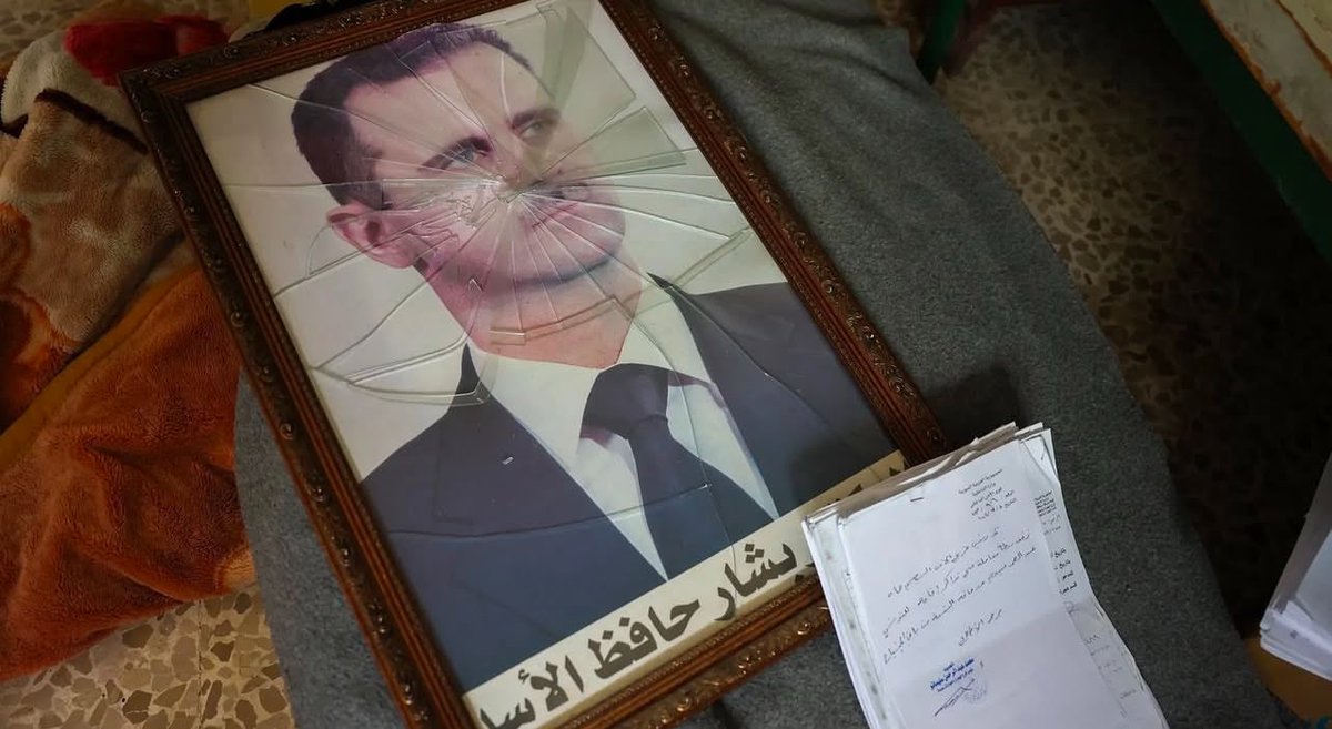 husseinhatemk's tweet photo. نهاية حقبة 53 عاماً.. سقوط باهت لنظام الاسد من دون مقاومة

#بشار_الأسد 
#دمشق https://t.co/wu8833CMZR
