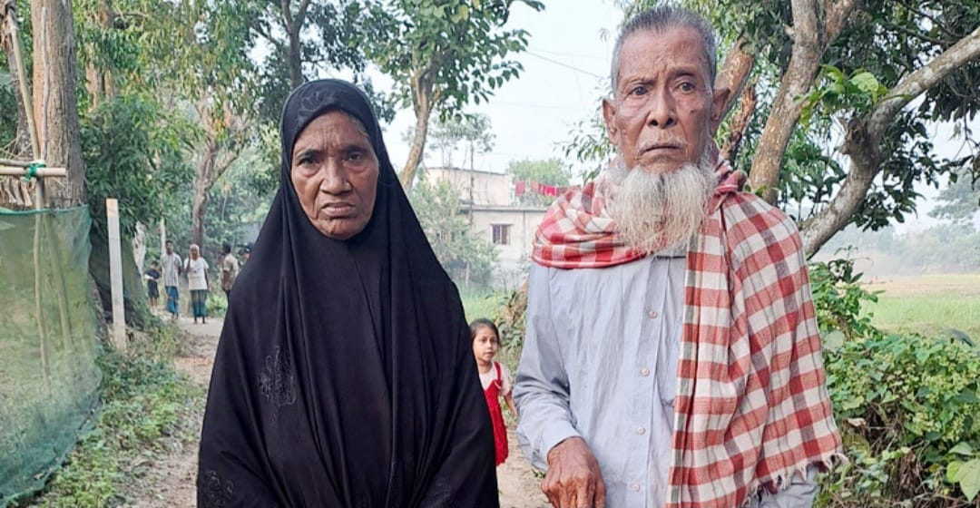 ছেলের নির্যাতনে ৩ মাস ধরে বাড়ি ছাড়া বৃদ্ধ মা-বাবা