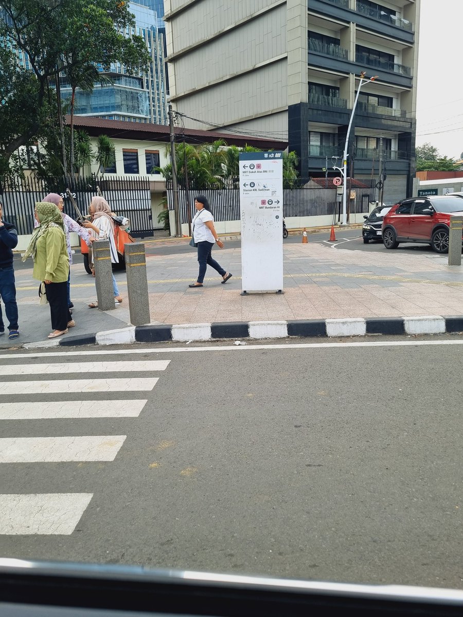idham_arsyad's tweet photo. Tidak mengerti kenapa jalan teluk betung ditutup ileh polisi, jadi semua numpuk di bundaran HI. Apa yg tinggal di apartemen thamrin atau kebon kacang tidak diperhitungkan tetap harus lewat macet walau jalan ditutup tutup https://t.co/nlKcFiu3CH