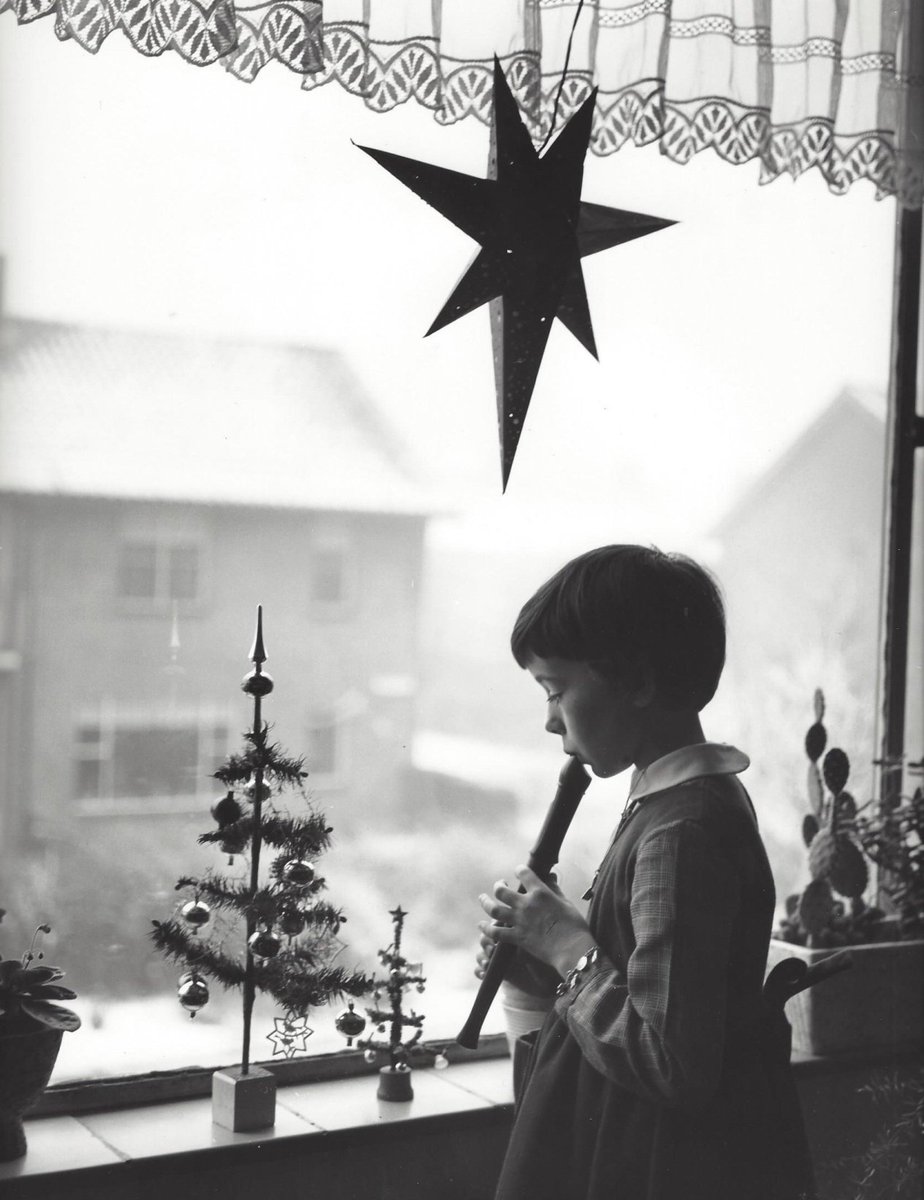 StudioLive26's tweet photo. Christmas in Holland, 1950's - Kees Scherer https://t.co/ZqT1QclE0C