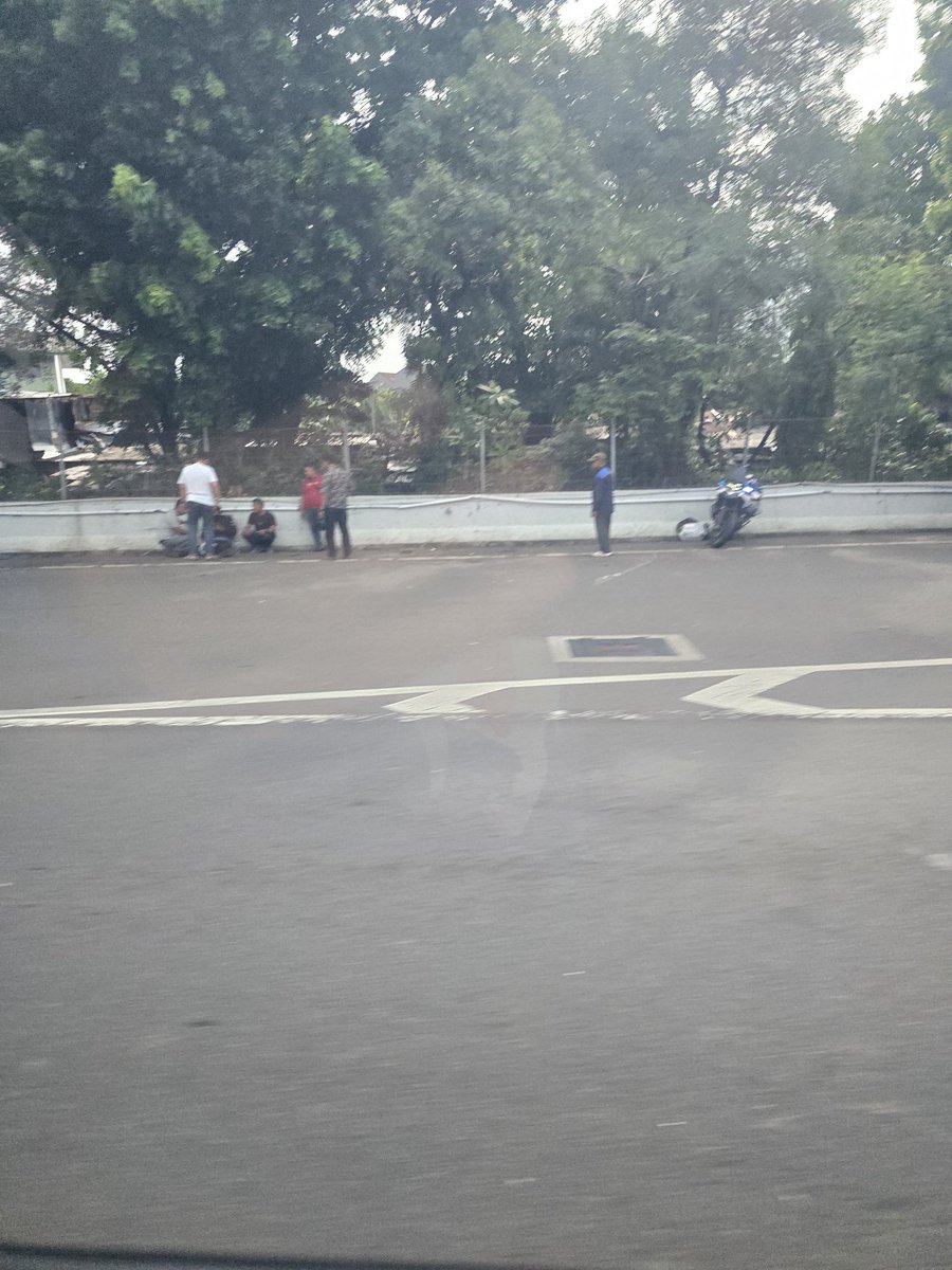 SandiWilly's tweet photo. Jam 15.30 ada kecelakaan motor di pintu keluar pdk pinang tol TB simatupang,@RadioElshinta https://t.co/s3Qfm97Zt4