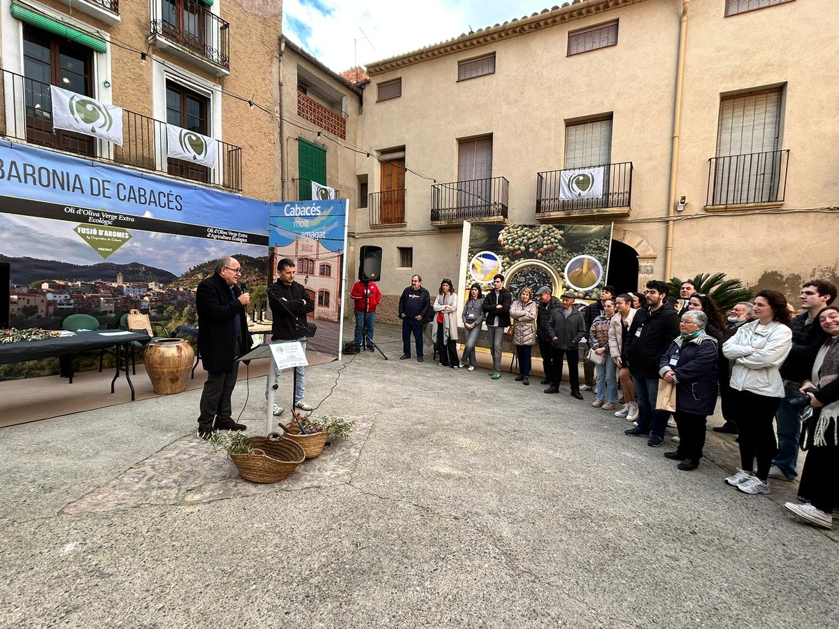 Joan_Godia's tweet photo. A la XIX Fira de l'oli Baronia de Cabacés, un esdeveniment on gaudir de diferents activitats sobre el món de l'oli i conèixer els projectes d'intercooperació de la comarca del Priorat. Un dia per passejar i comprar productes agroalimentaris i artesans per les seves parades. https://t.co/akgVKJ8X4q