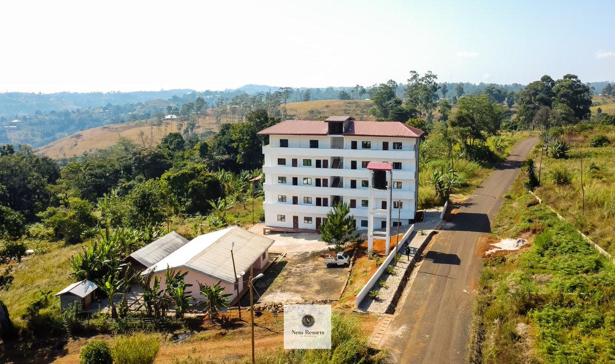 TitiNdema's tweet image. #NemResorts
#Gwesseu #Baham 
Vous passez par l'ancien péage de Bayangam (a droite en venant de Yaoundé) à gauche en venant de Bafoussam.C'est un cadre magnifique et je pèse mes mots.😍 
Je reviendrai avec une vidéo.
#FoN