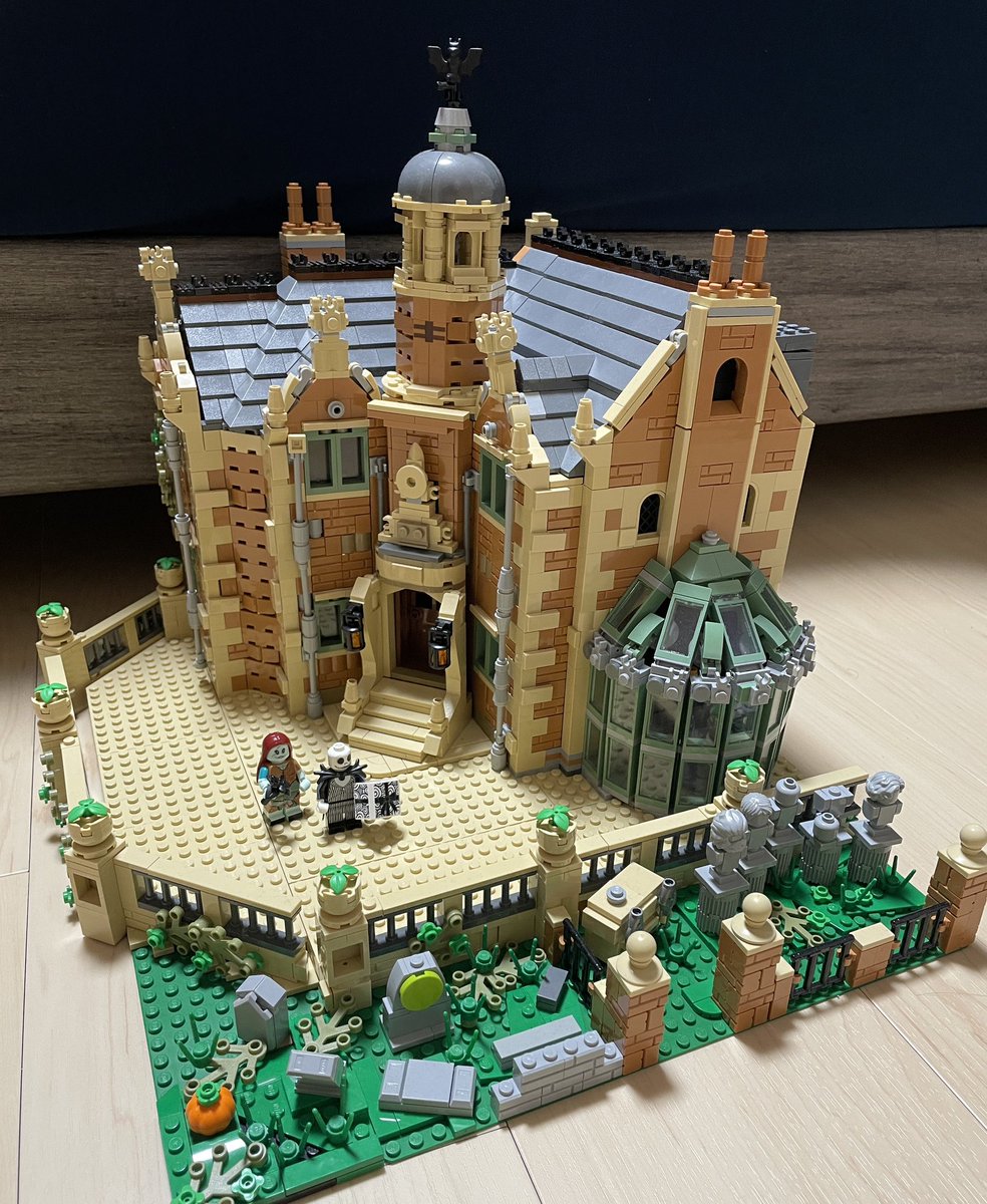 Legosuke0443's tweet photo. ディズニー好き、LEGO好きとしては絶対に欲しいセット！
LEGOストアのPaBのレンガブロックのおかげで冬にはジャックが活躍してるホーンテッドマンションが作れました！
ロックショックバレルのミニフィグ欲しい！
#レゴストアベネリック https://t.co/tlKYDiqbI4