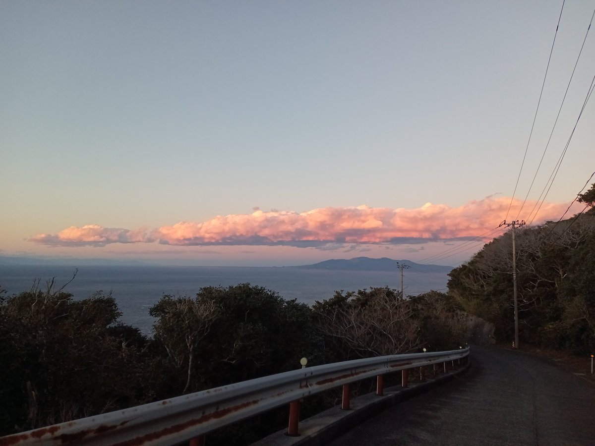 2cherry_farm's tweet photo. 大島の上の雲がいい色に染まった
＃島 https://t.co/CA7cSogE0v