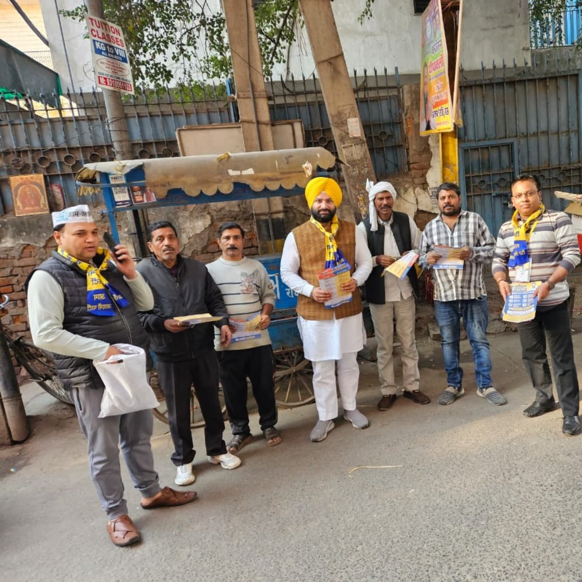 Ranjitpalpunjab's tweet photo. ਅੱਜ ਦੇਸ਼ ਦੀ ਰਾਜਧਾਨੀ ਦਿੱਲੀ ਦੇ ਵਿੱਚ ਆਉਣ ਵਾਲੀਆਂ ਚੋਣਾਂ ਲਈ ਆਮ ਆਦਮੀ ਪਾਰਟੀ ਦੇ ਹੱਕ ਵਿੱਚ ਚੌਣ ਪ੍ਰਚਾਰ ਕੀਤਾ।

#aamaadmiparty #aamaadmipartydelhi #aamaadmisarkar #aamaadmi #electioncampaign #voteforaap #vote #electioncampaigning #delhi #RanjitPalSinghPunjab #TradeWing #DistrictPresident https://t.co/4eaQMwiJII