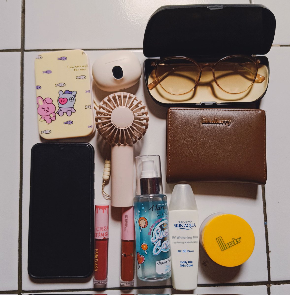 nkanshaa's tweet photo. Akhir-akhir ini lagi suka pake warna dark brown, terus liat shoulder bag lucuk ini auto beli deh 🤪😙
Aku pilih yg bahan leather soalnya lebih nyaman dan mudah ngerawatnya 😊
Ukurannya pun sedang bisa muat buanyak barang xixi
📌Coffee Shoulder Bag
 https://t.co/FRikFjzrRG https://t.co/UeWEQ1TUBF