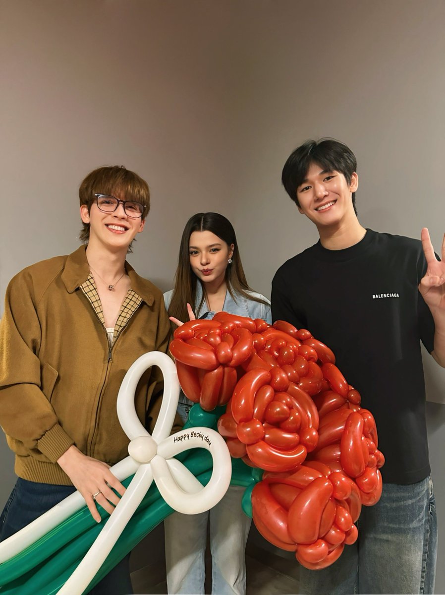 Bank_mondop's tweet photo. ตั้งใจเลือกมาให้เลยนะเนี้ย🌹
ขอบคุณที่เป็นคนที่น่ารักเสมอมา
อย่าลืมนอนเยอะๆๆๆๆ ดูแลสุขภาพด้วย
Happy Happy birthday นะครับ

REBECCA STAGE QUEEN B
#HBD22ndBeckySoloConcert
#beckysangels #MosBank https://t.co/jSIPzrXeBV