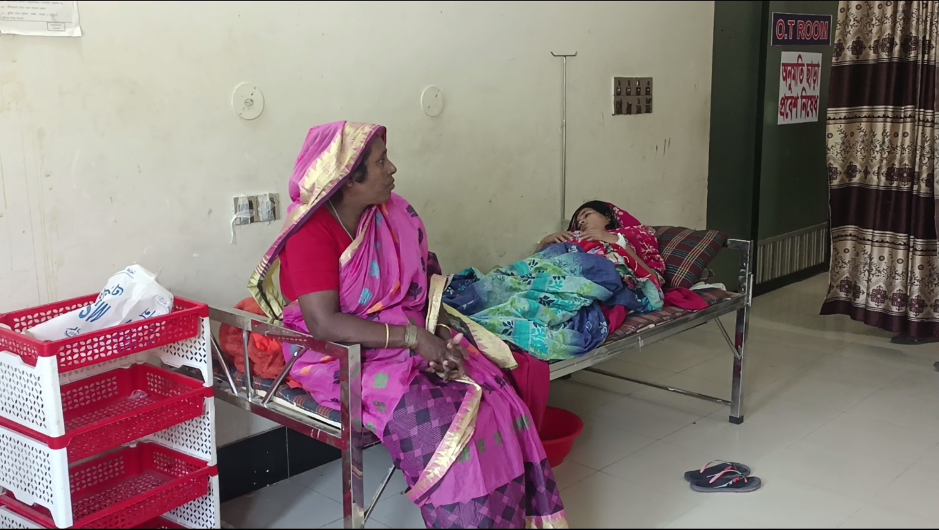 কালকিনিতে এক নারীর ভুল অস্ত্রোপচারে মৃত্যু শয্যায়, স্বজনদের ক্ষোভ