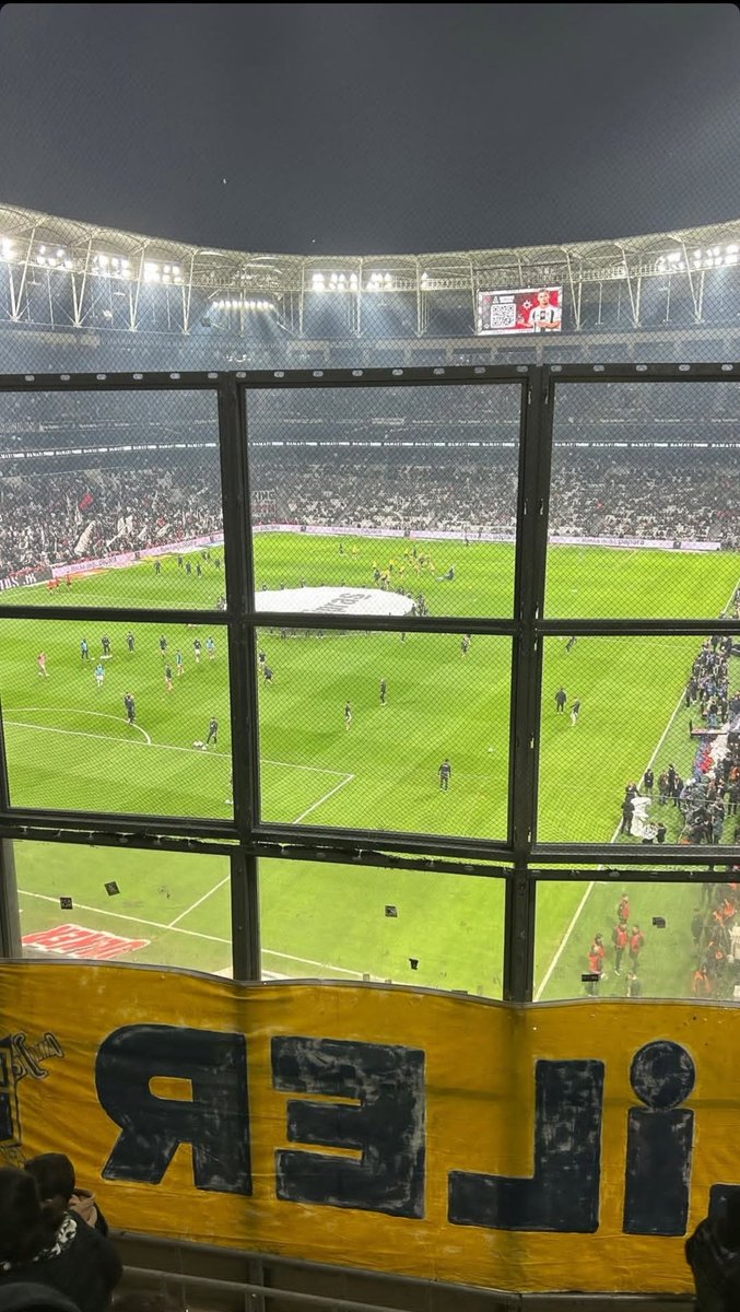 M_PYRZ's tweet photo. Hani siz saygılı, efendi be��iktaştınız ? Deplasman tribününe yapmış olduğunuz camekan seti 2 pencere daha uzatarak sahayı, görüş açısını ne kadar kapattığınızın farkına varmadınız mı ? Deplasman taraftarının sesini engellemek amacıyla böyle saçma bir uygulama yapmak mı lazım ? İnsanlara eziyet etmekten başka bir şey değil bu ! @Besiktas @BesiktaStadyumu