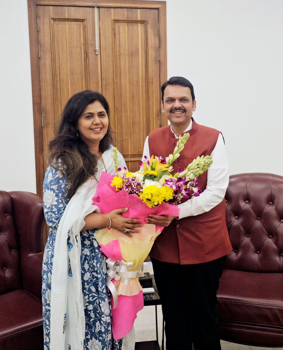 Pankajamunde's tweet photo. Personally congratulated @Dev_Fadnavis  ji..spoke on issues of #marathwada, especially eradicating drought and resolving unemployment in some areas,he assured a special attention to economically backward areas in #Maharashtra and problems of migrating labour issues in #beed https://t.co/YQjYtdeVHs