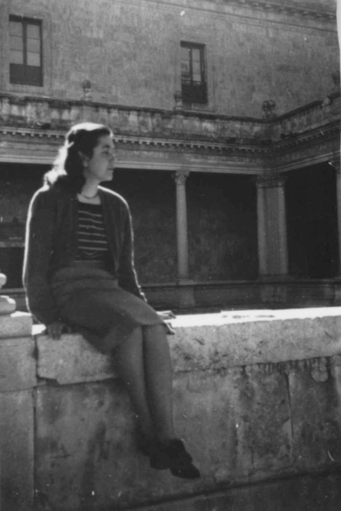 serge_fm's tweet photo. 8 de diciembre de 2024: hace 99 años nacía Carmen Martín Gaite. Aquí, unas fotos en el Palacio de Anaya (@FilologiaUsal). 📚💐 https://t.co/8miKSmnNj6