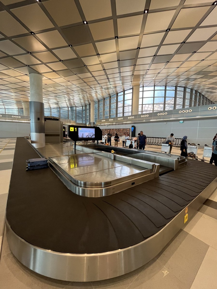 Lenny_diary's tweet image. Bandara Dhoho Kediri ✈️

Ini pertama kalinya aku terbang ke bandara milik swasta sekece ini!

Dibangun dengan biaya 13 Triliun hasilnya emang gak kaleng-kaleng. Luas, nyaman dan modern tanpa meninggalkan unsur lokal &amp;amp; budaya khas Kediri.