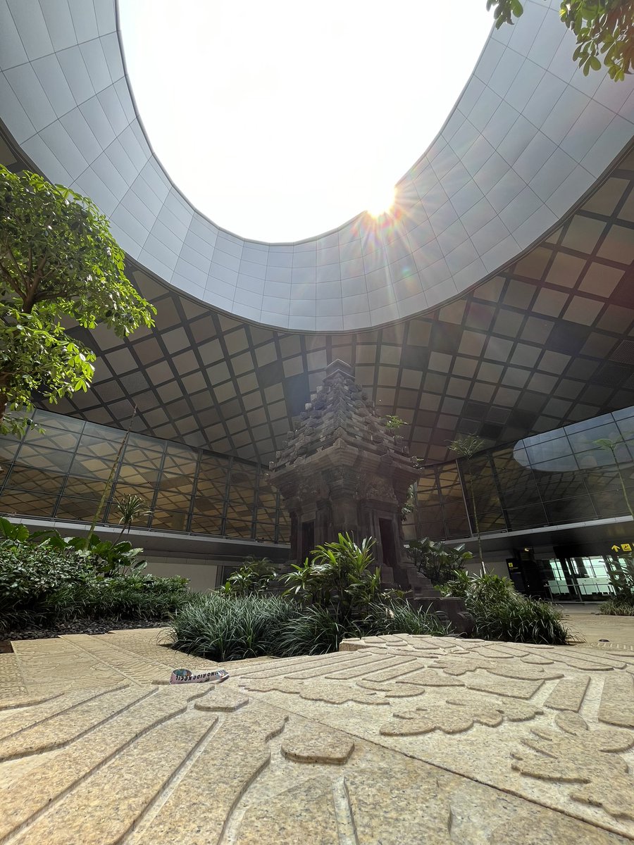 Lenny_diary's tweet image. Bandara Dhoho Kediri ✈️

Ini pertama kalinya aku terbang ke bandara milik swasta sekece ini!

Dibangun dengan biaya 13 Triliun hasilnya emang gak kaleng-kaleng. Luas, nyaman dan modern tanpa meninggalkan unsur lokal &amp;amp; budaya khas Kediri.