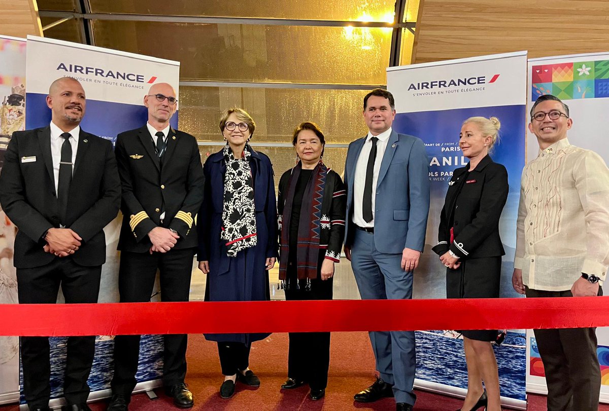 FrenchEmbassyPH's tweet photo. After 20 years, the skies reconnect France and the Philippines once again! 

Onboard ✈️ @airfrance, Secretary General @amdescotes officially launches the Paris-Manila maiden flight during an opening ceremony at the 🇫🇷 Charles de Gaulle Airport.

Bon voyage à Manille ! 🇵🇭 https://t.co/yPmHQm3TXq
