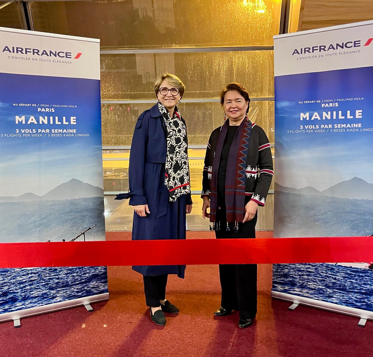 FrenchEmbassyPH's tweet photo. After 20 years, the skies reconnect France and the Philippines once again! 

Onboard ✈️ @airfrance, Secretary General @amdescotes officially launches the Paris-Manila maiden flight during an opening ceremony at the 🇫🇷 Charles de Gaulle Airport.

Bon voyage à Manille ! 🇵🇭 https://t.co/yPmHQm3TXq