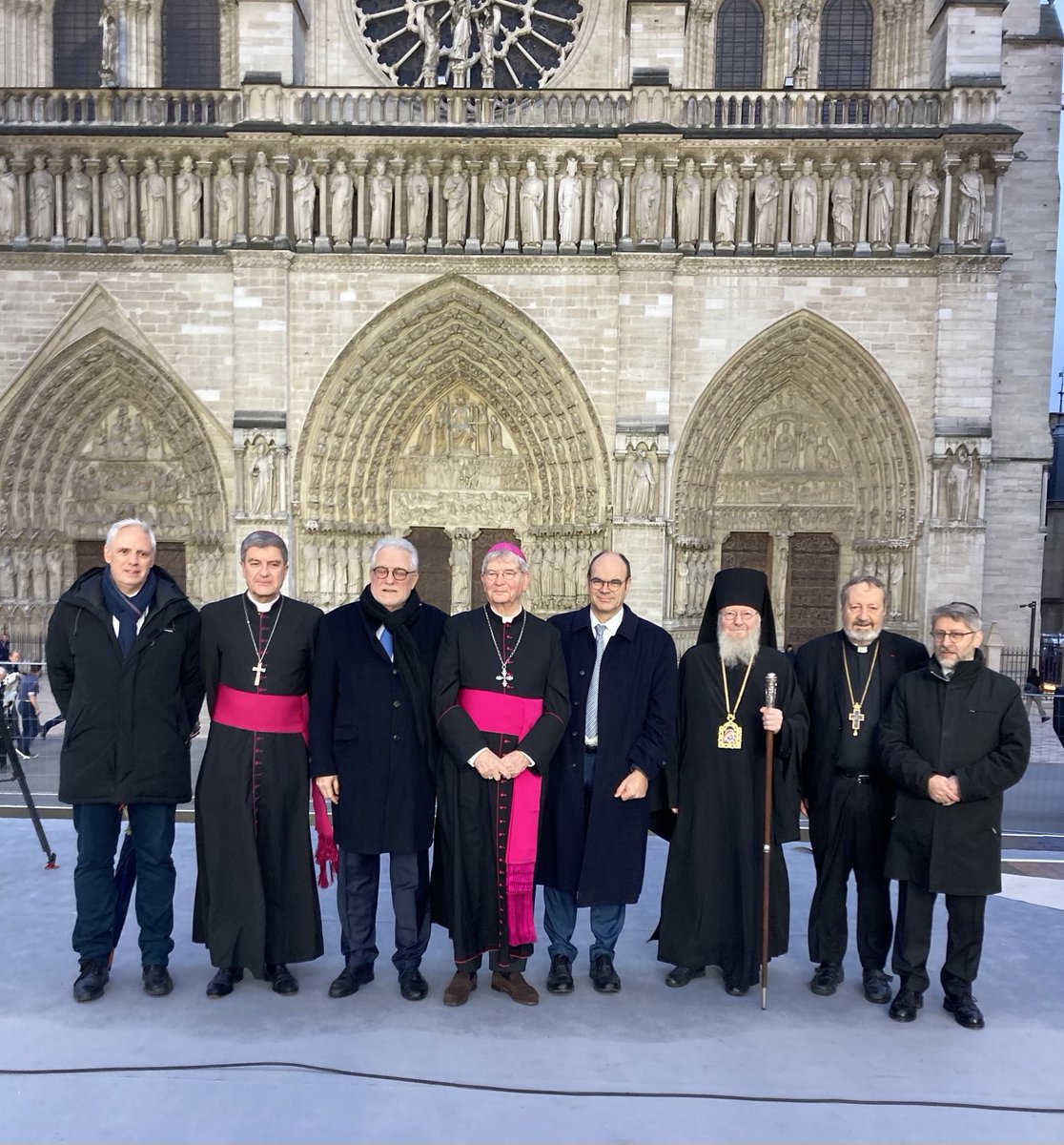 En direct sur ⁦⁦<a href="/FranceTV/">France tv</a>⁩ sur le parvis de Notre-Dame, une rencontre exceptionnelle des représentants des cultes un moment fort de communion et de partage. #lescheminsdelafoi #Notre-DamedeParis #interreligieux