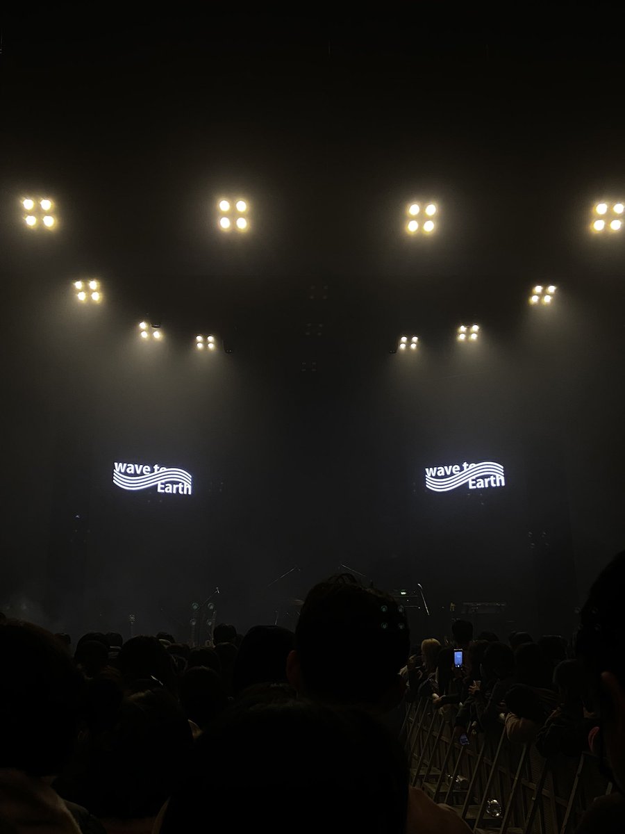 suisui726's tweet photo. play with earth 0.03 in Seoul Day 2

뒤에서 봐서 잘 안보이지만 한국에서 웨어스의 단콘을 볼 수 있는 것만으로 너무 행복해요. 
몽환적인 음악과 예쁜 조명이 가득한 공간에서 11월의 마지막 날을 같이 보낸 것을 오래오래 기억에 남을 거예요. 
이런 멋진 무대를 준비해준 웨어스 정말 고맙다! https://t.co/94dQEndb9Z