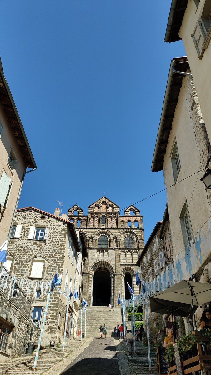 CBreteuil's tweet image. Case 8 : une simple beauté 
#24Eglises #CalendrierAvent

Bien-sûr Notre-Dame du Puy-en-Velay veille sur sa ville, de haut.

Bien-sûr, rallongée dans la pente, en surplomb, on n&apos;y pénètre comme dans aucune autre cathédrale.

Bien-sûr elle marque le début du pèlerinage... ⤵️
