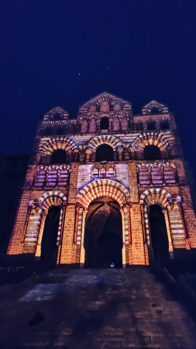 CBreteuil's tweet image. Case 8 : une simple beauté 
#24Eglises #CalendrierAvent

Bien-sûr Notre-Dame du Puy-en-Velay veille sur sa ville, de haut.

Bien-sûr, rallongée dans la pente, en surplomb, on n&apos;y pénètre comme dans aucune autre cathédrale.

Bien-sûr elle marque le début du pèlerinage... ⤵️