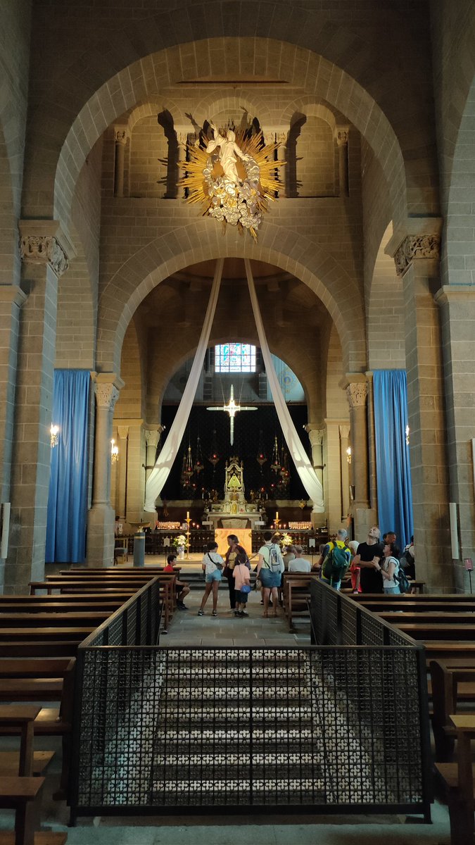 CBreteuil's tweet image. Case 8 : une simple beauté 
#24Eglises #CalendrierAvent

Bien-sûr Notre-Dame du Puy-en-Velay veille sur sa ville, de haut.

Bien-sûr, rallongée dans la pente, en surplomb, on n&apos;y pénètre comme dans aucune autre cathédrale.

Bien-sûr elle marque le début du pèlerinage... ⤵️