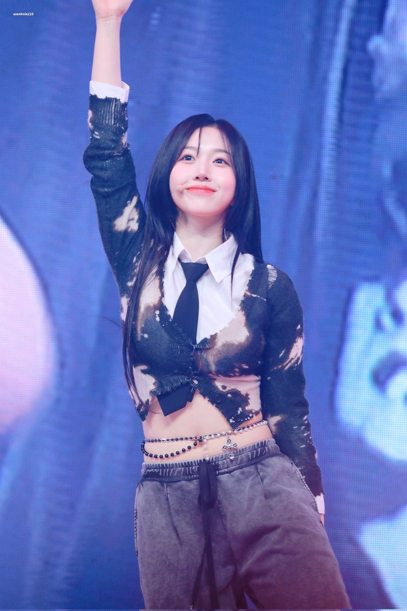 TALEOFAERY's tweet photo. ㅤ
ㅤ
:❀: suaranya menggema seperti seruan semangat yang menyebar ke seluruh penjuru venue.

Dengan lincah, ia mengarahkan mikrofon ke arah audiens, menanti jawaban mereka. Sorak-sorai penuh antusiasme pun membalasnya, memenuhi udara dengan energi yang nyaris tak terbendung.

ㅤ https://t.co/F6Tg3Yx8kq
