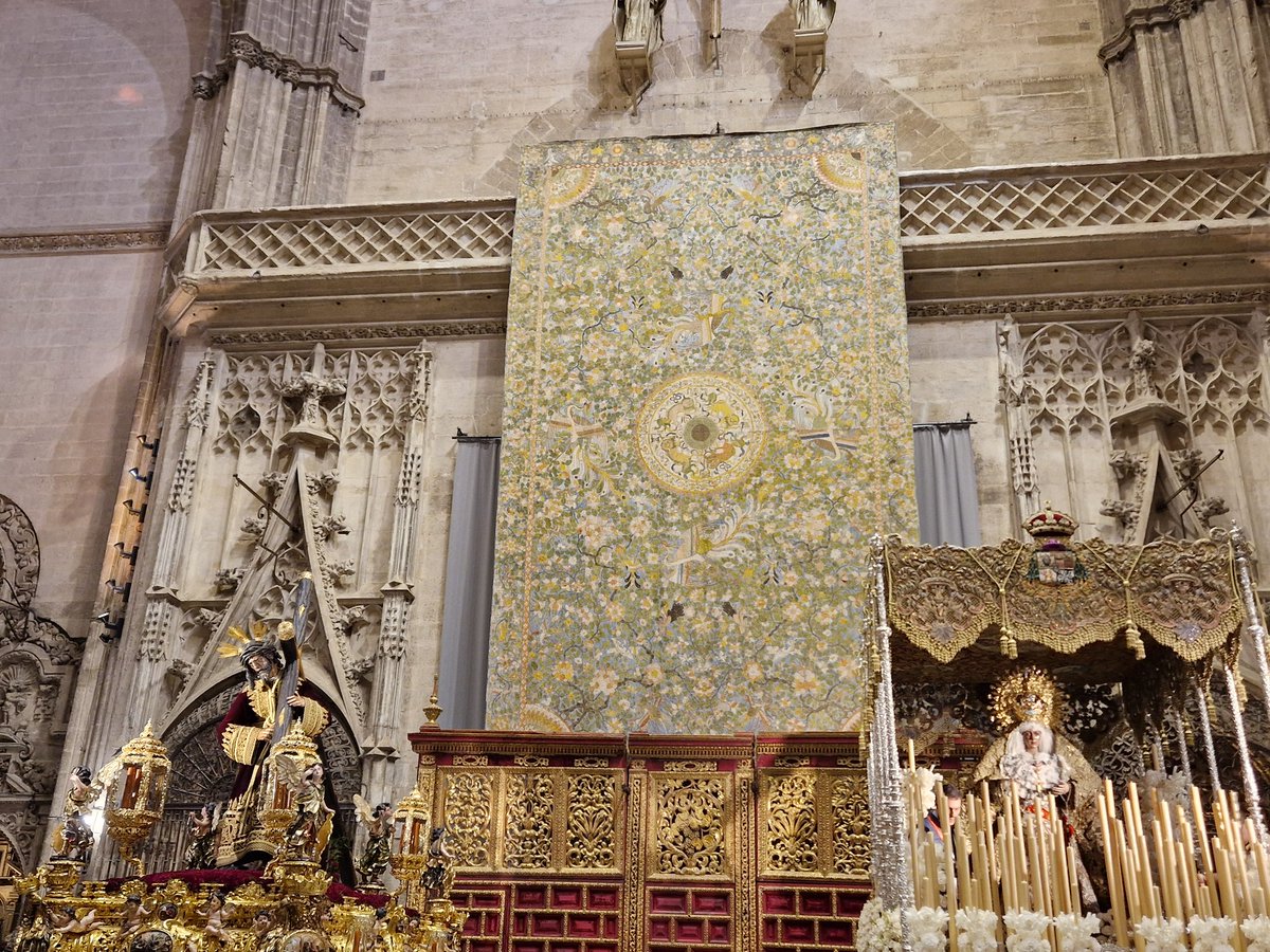 Aquí están las estampitas ajadas debajo del cristal de la mesa camilla, las antiguas latas de membrillo, los almanaques de la cocina arriba del poto.

Aquí está toda la gente que nos enseñó a querer.

Aquí está como Sevilla entiende a Dios.

#IICongresoHdadesSevilla
#MagnaSevilla
