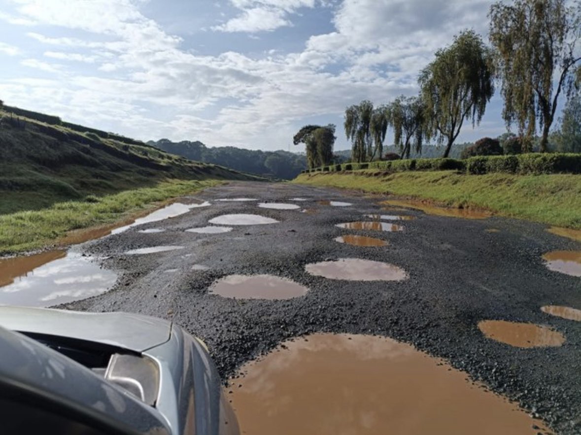 Henessaa's tweet photo. A driver’s nightmare. https://t.co/T5Hh1RDTPd